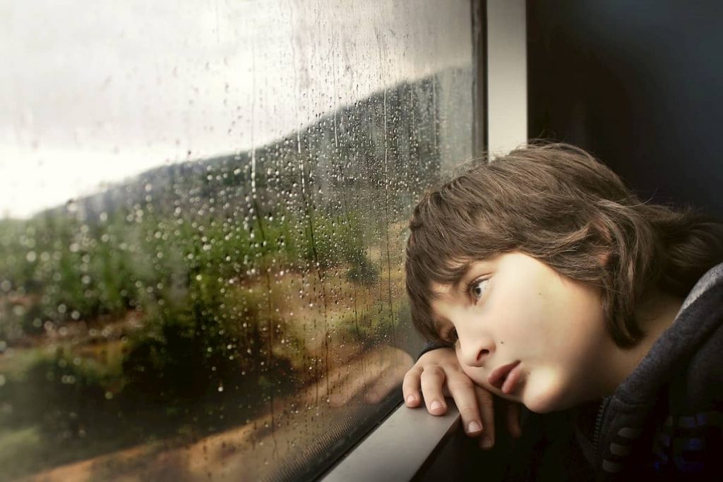niño mirando por la ventana