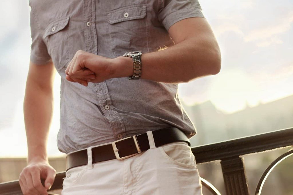 hombre con reloj